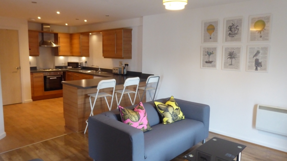 Lounge & kitchen